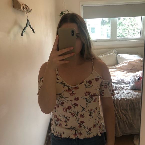 American Eagle pale cream blouse with red flowers. - Picture 3 of 3